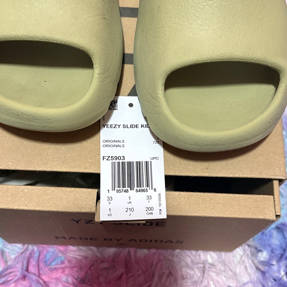 Adidas Kids YZY Slide in Light Green - Picture 6 of 9